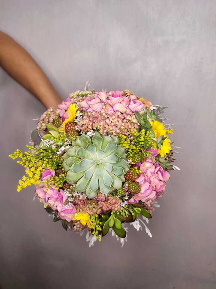 Bouquet di fiori e piante grasse