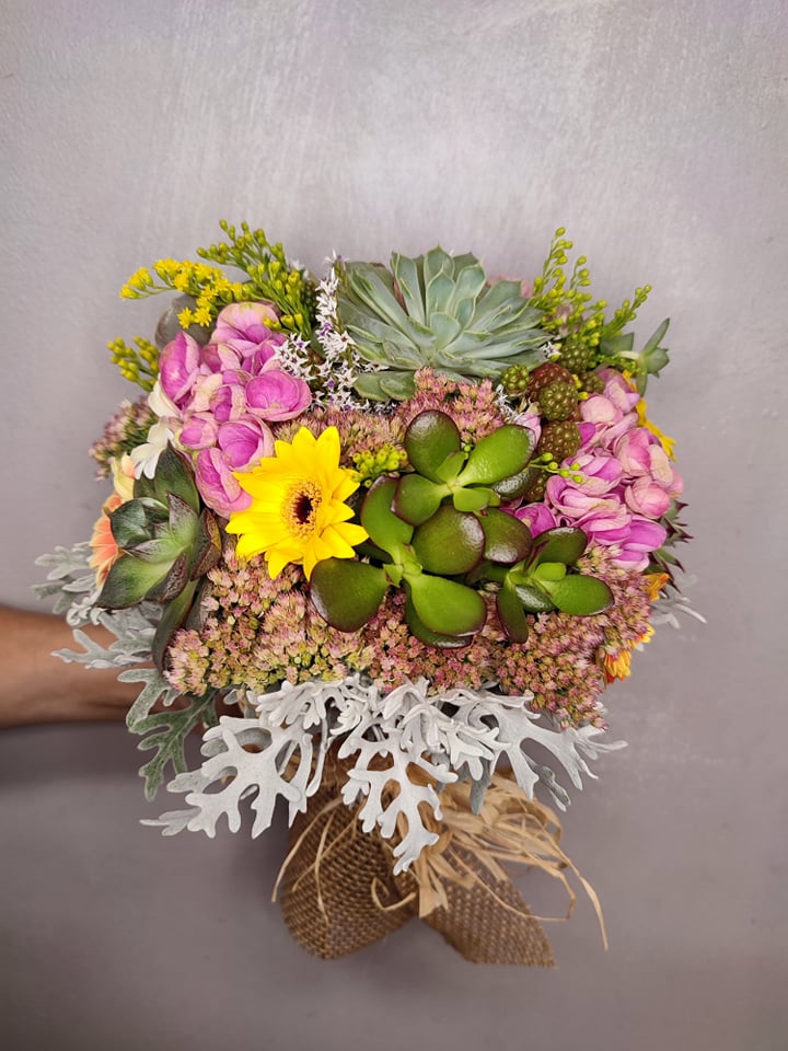 Bouquet di fiori e piante grasse