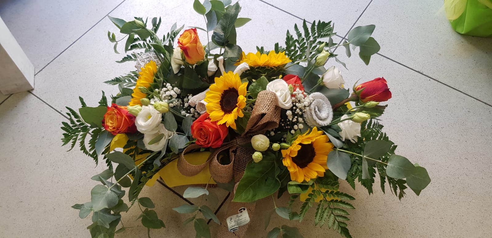 Cesto di fiori misti con girasoli