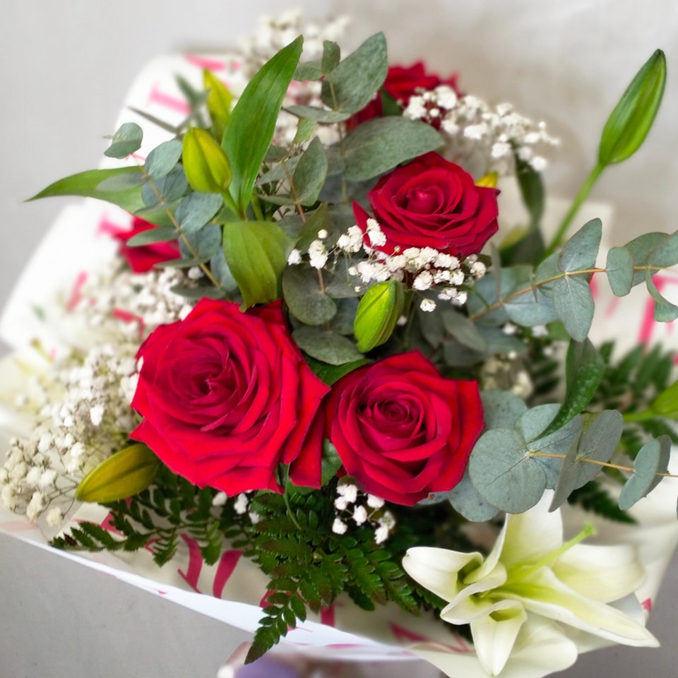 Bouquet con Rose rosse e Lilium bianchi