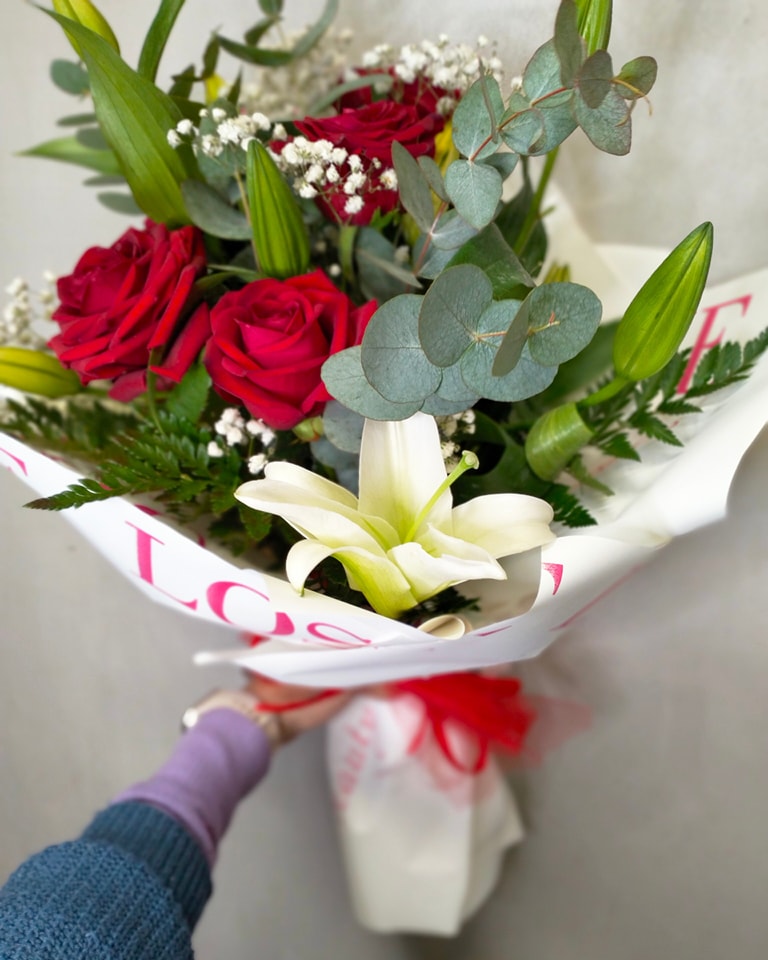 Bouquet con Rose rosse e Lilium bianchi