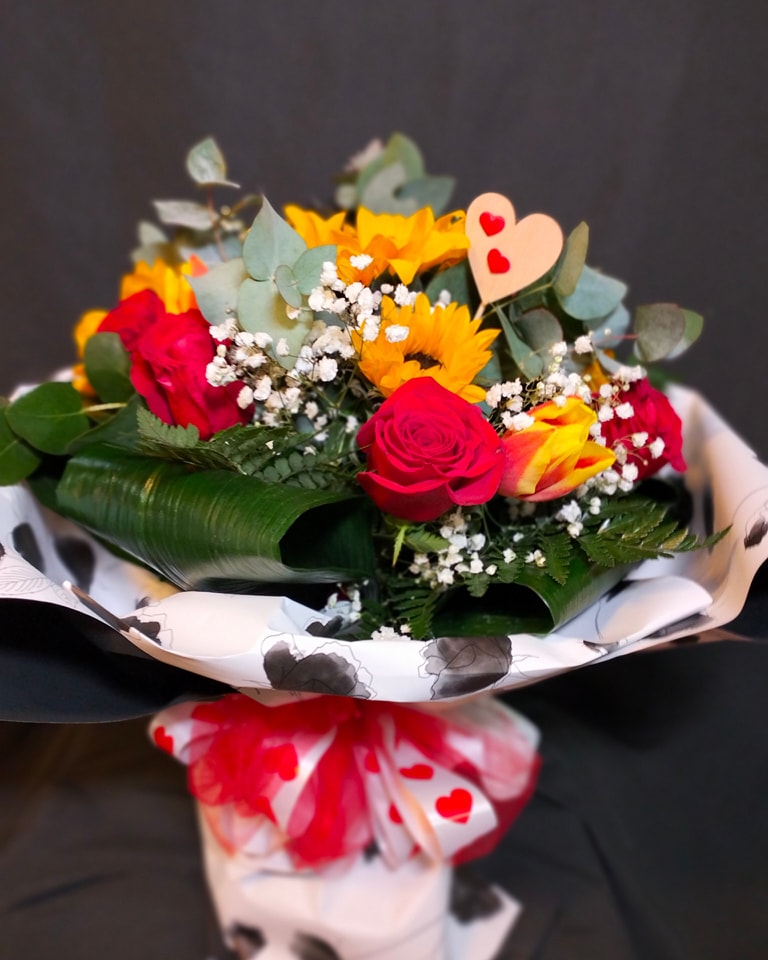 BOUQUET DI ROSE ROSSE E GIRASOLI