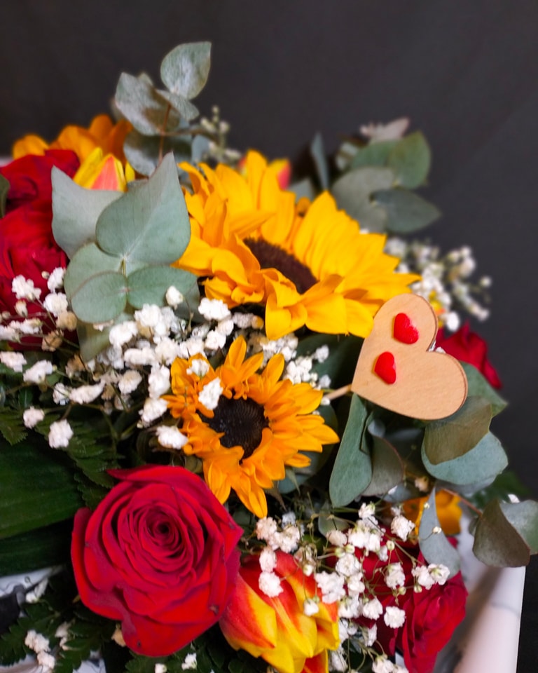 BOUQUET DI ROSE ROSSE E GIRASOLI