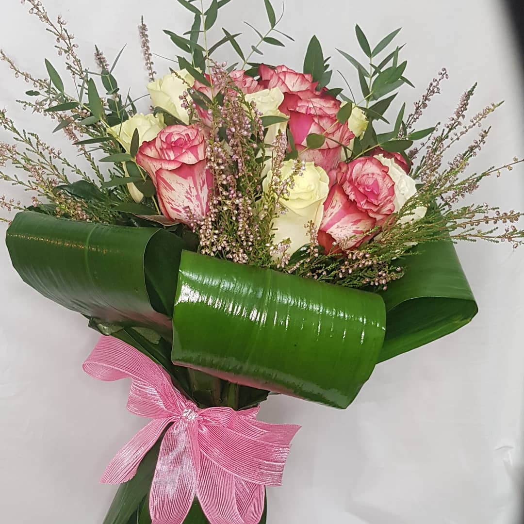 Esplosione di Eleganza e Allegria : Rose Rosse e Aspidistra
