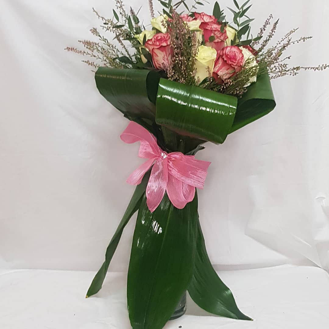 Esplosione di Eleganza e Allegria : Rose Rosse e Aspidistra