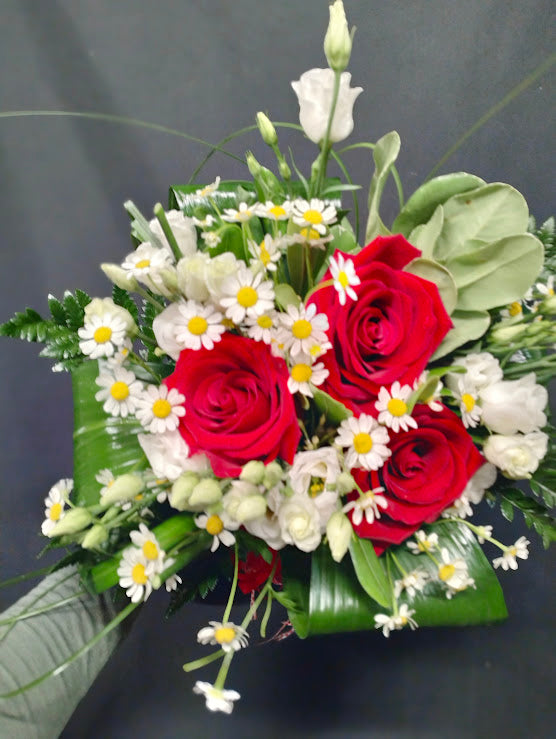 Esplosione di Eleganza e Allegria : Rose Rosse e Aspidistra