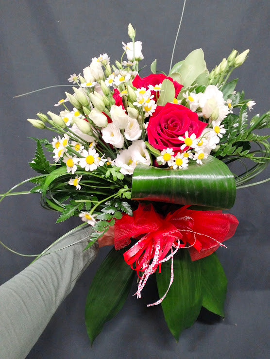 Esplosione di Eleganza e Allegria : Rose Rosse e Aspidistra
