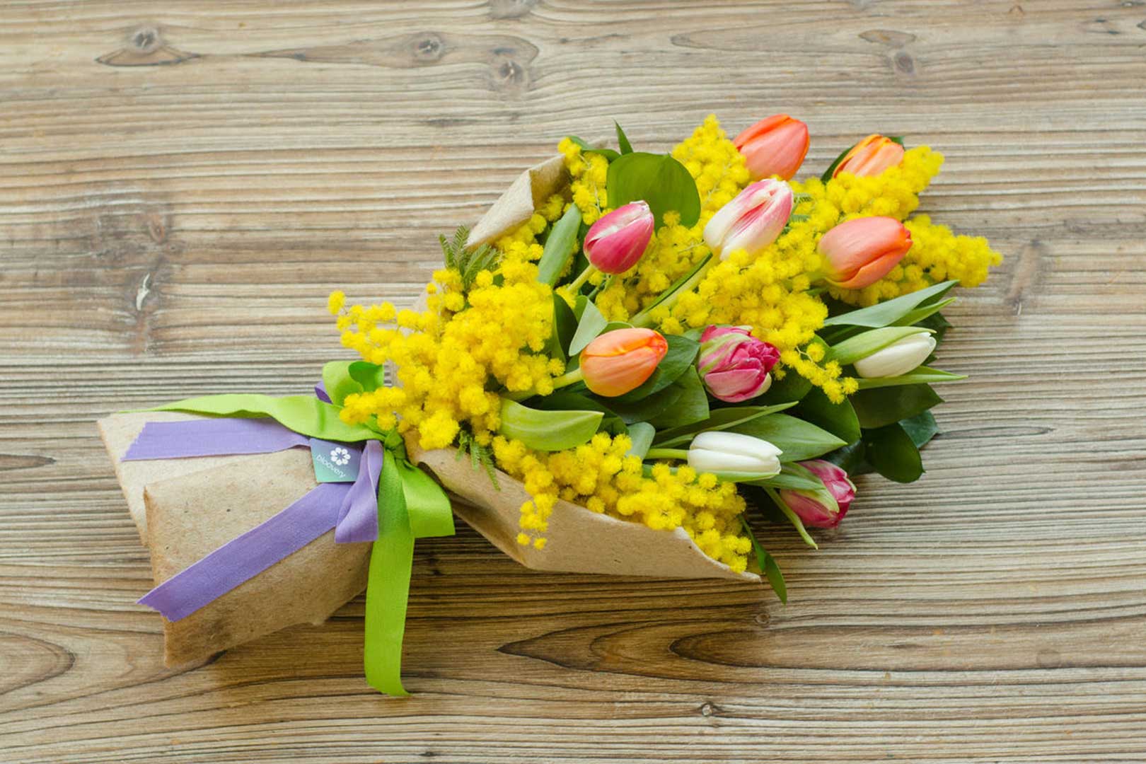 Esplosione di Primavera: Bouquet con Mimosa Dorata e Tulipani