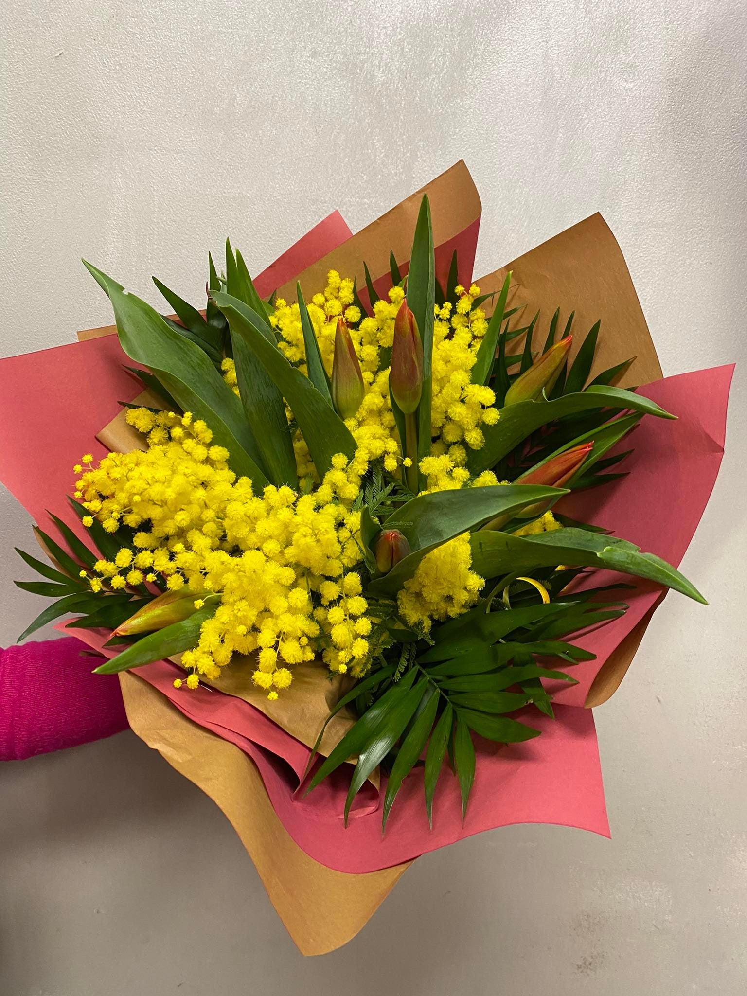 Esplosione di Primavera: Bouquet con Mimosa Dorata e Tulipani